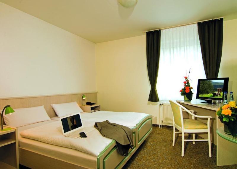 Hotel Fallersleber Spieker วอล์ฟสบวร์ก ภายนอก รูปภาพ